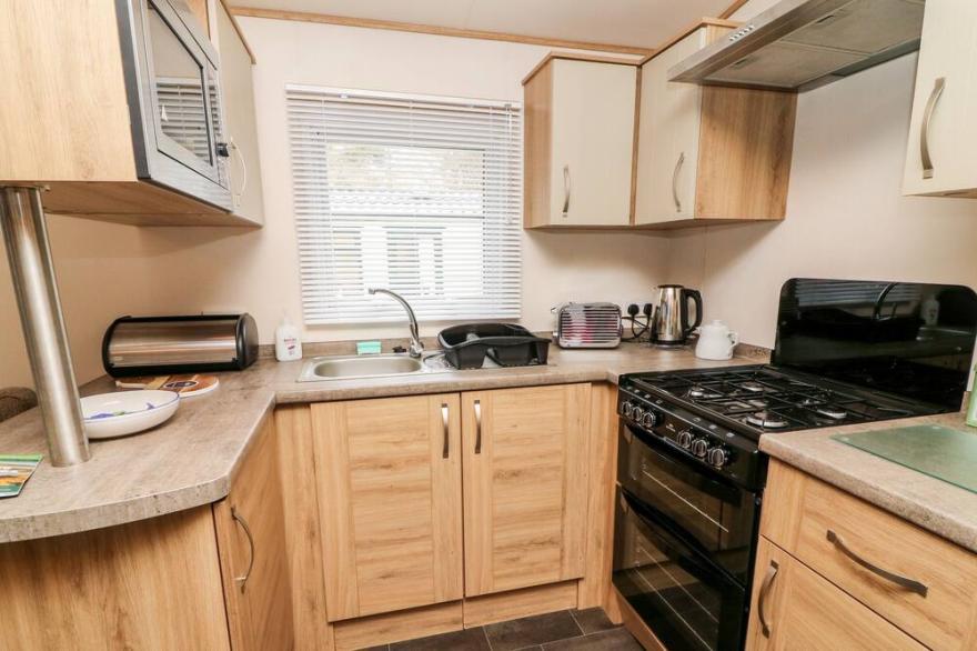 CALGARTH LODGE, pet friendly, with pool in Troutbeck Bridge