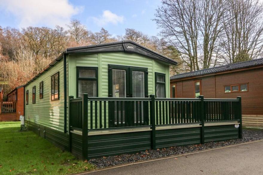 CALGARTH LODGE, pet friendly, with pool in Troutbeck Bridge