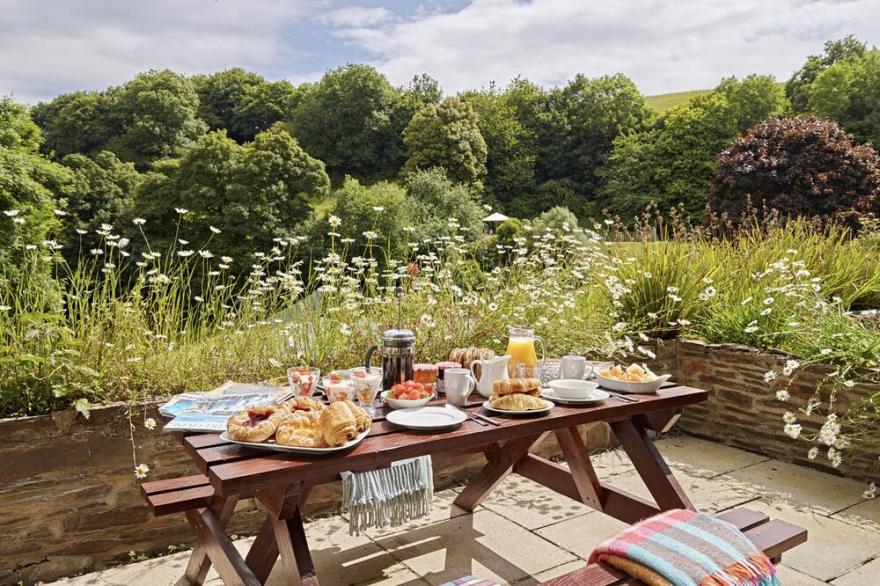 MEAVY COTTAGE, family friendly, luxury holiday cottage in Cornworthy