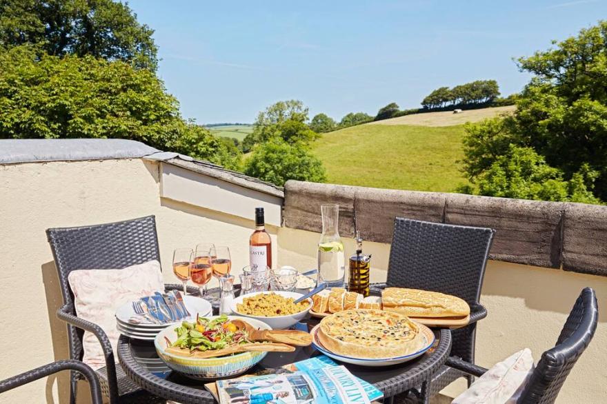 BURRATOR COTTAGE, family friendly, with pool in Cornworthy