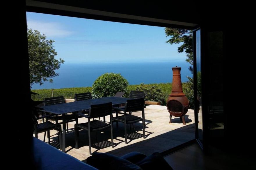 Moorlands to Sea with Stunning Sea Views and very dog friendly in Devon
