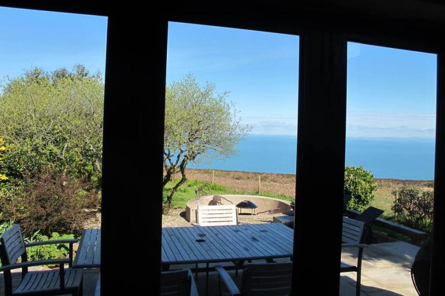 Moorlands to Sea with Stunning Sea Views and very dog friendly in Devon