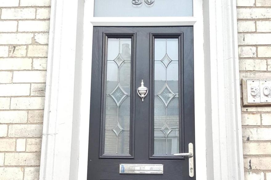 Large house short walk to Harbour