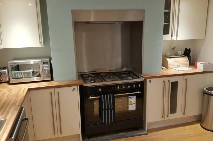 Large house short walk to Harbour