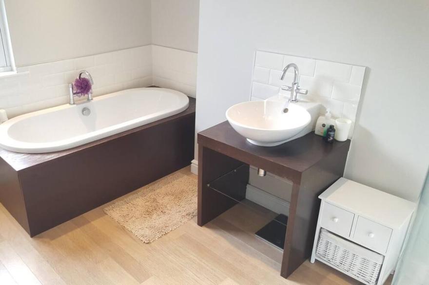 Large house short walk to Harbour