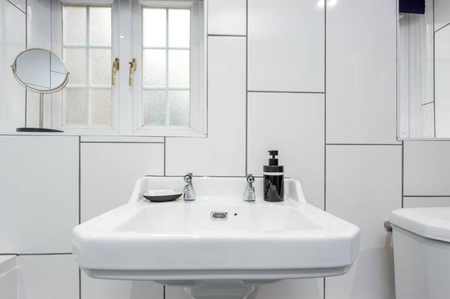 Charming New Forest Cottage. Sleeps 4. Minutes from the New Forest and ocean