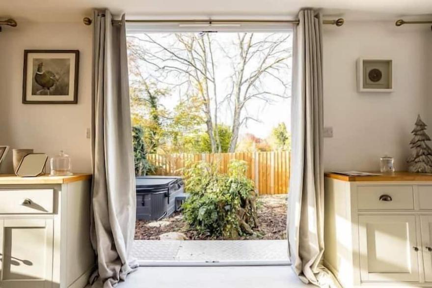 MEADOW -  SLEEPS 2 | HOT TUB | BBQ | PETS ALLOWED | WI-FI  | SECLUDED PATIO