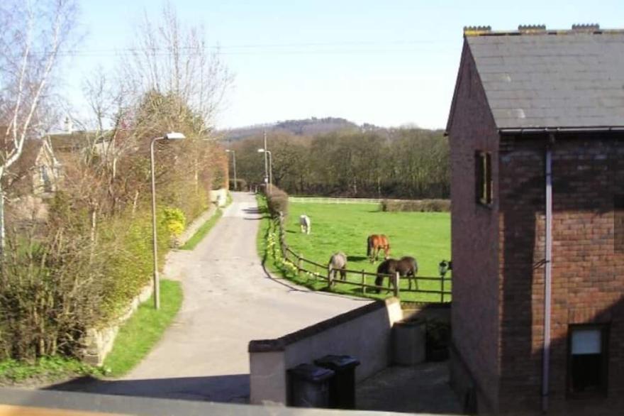 Peaceful and Relaxed Country Getaway in a quiet village with all amenities