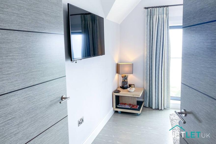 A luxury dog-friendly, Penthouse Suite situated within modern apartment complex, South Beach, Tenby