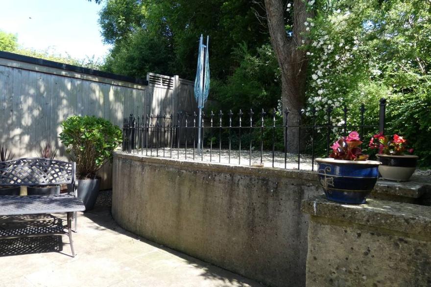 Luxurious 2 bedroom dog friendly cottage in Dorset's Area of Outstanding Beauty.