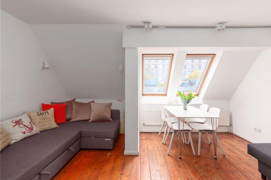 West London (Westfield) sleeps up to 6 people - Newly Refurbished