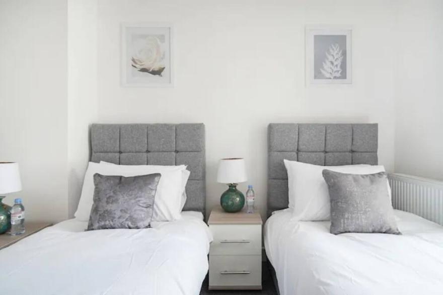 Modern Heathrow 2 Bed Serviced Apartment