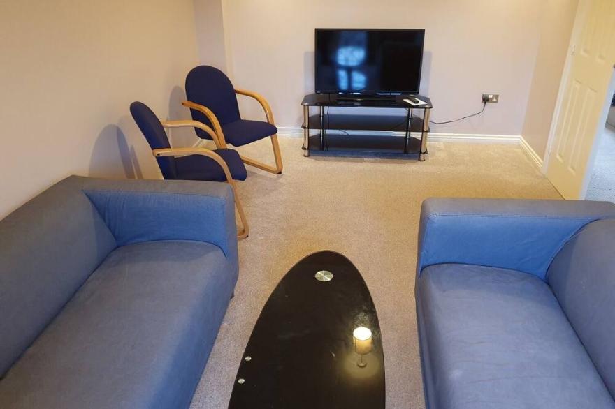 Family house 6 bedrooms, 3 bathrooms by GCHQ for 6 people only !