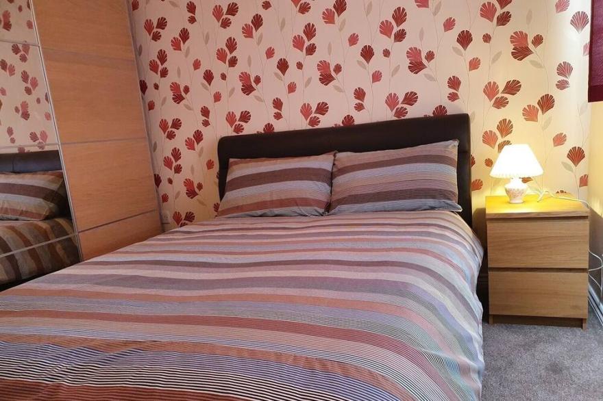 Family house 6 bedrooms, 3 bathrooms by GCHQ for 6 people only !