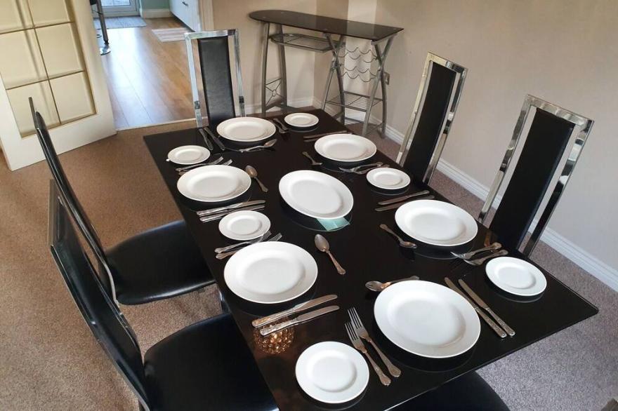 Family house 6 bedrooms, 3 bathrooms by GCHQ for 6 people only !
