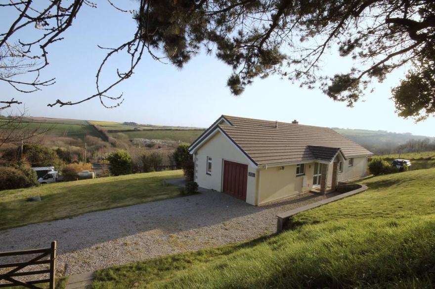 Newquay Bungalow Lovely location Nr  all amenities with parking,  wifi sleeps 9