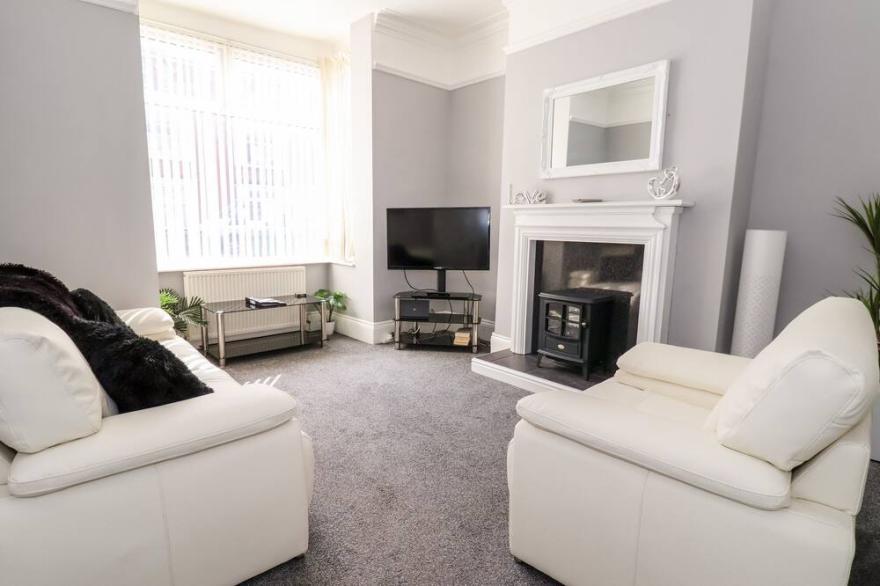 LUCY'S RETREAT, pet friendly, with a garden in Bridlington