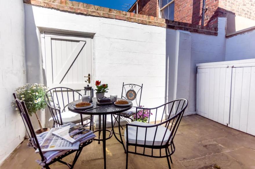 48 Fairfax Street - sleeps 6 guests  in 3 bedrooms