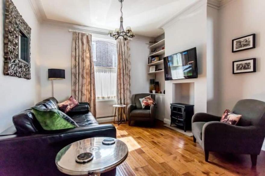48 Fairfax Street - sleeps 6 guests  in 3 bedrooms