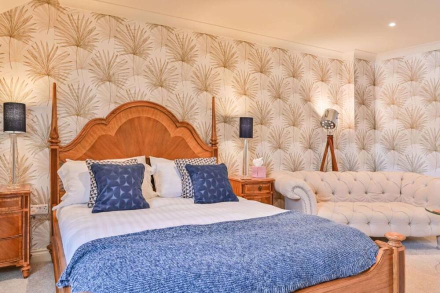 Lisburne Place Luxury Town House - sleeps up to 6 in three bedrooms. Two bathrooms.