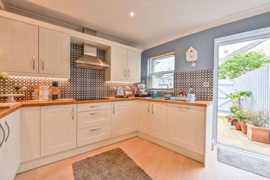 Lisburne Place Luxury Town House - sleeps up to 6 in three bedrooms. Two bathrooms.