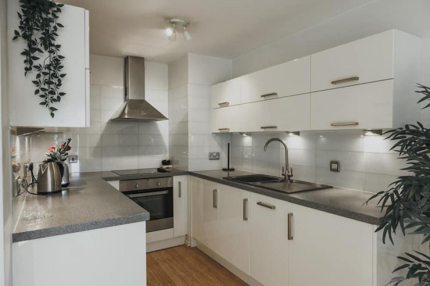 Stylish Central London Flat with balcony and swimming pool