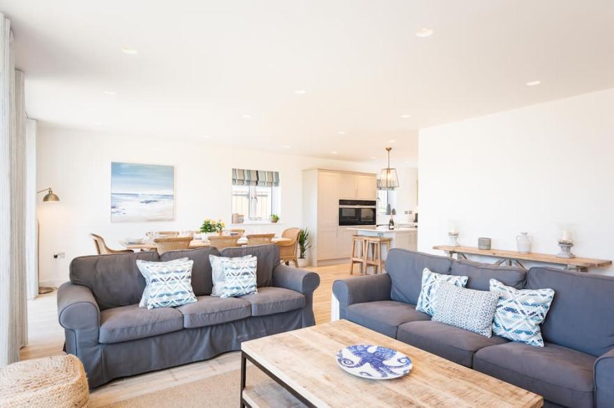 Brand New Luxury villa on Treyarnon Beach sleeps 8, Dog Friendly