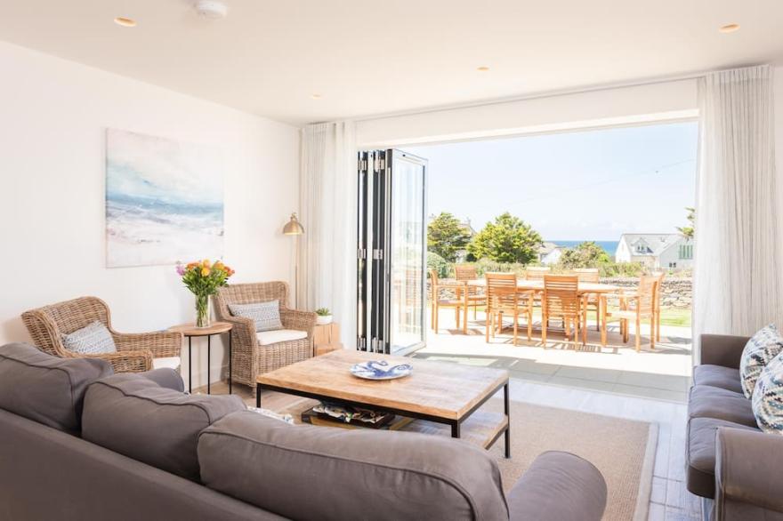 Brand New Luxury villa on Treyarnon Beach sleeps 8, Dog Friendly