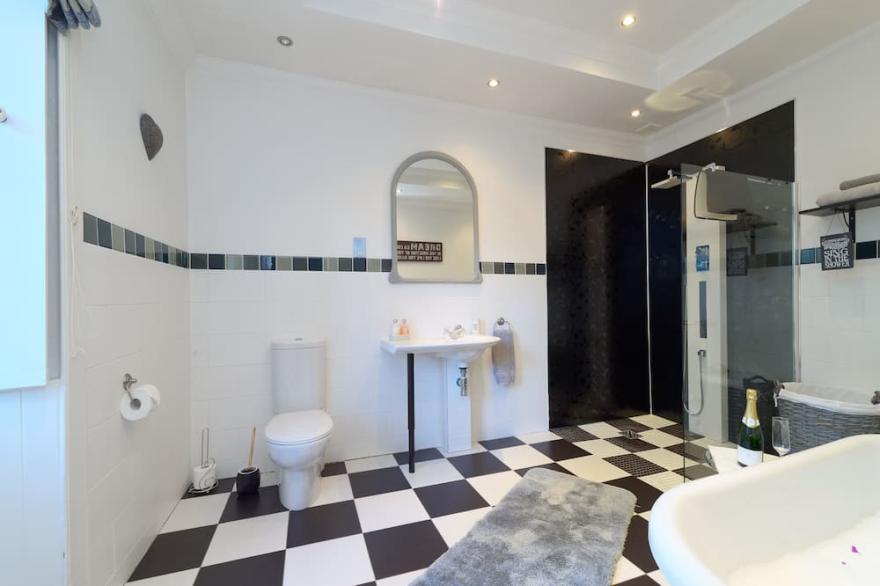 5 Star Holiday Let Located In Historic Luss