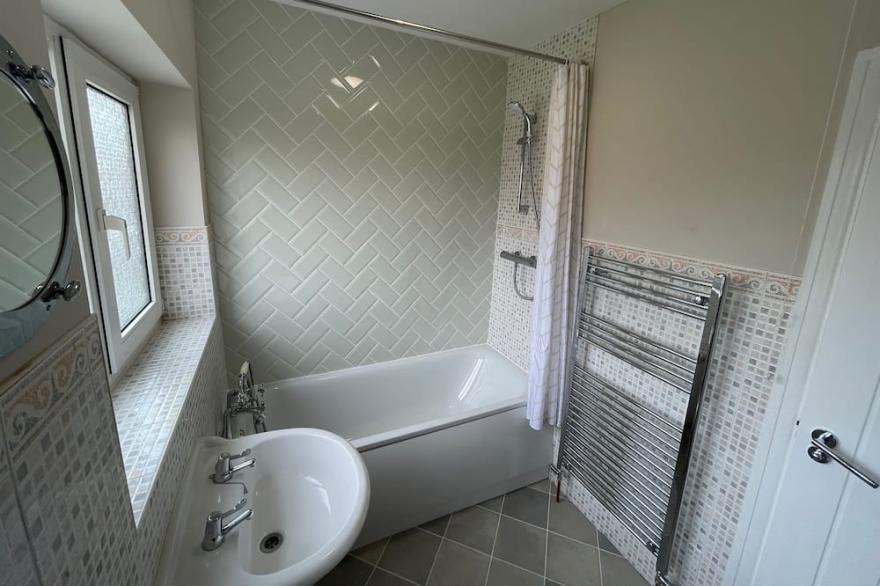 Sea View Entire House - Fully Renovated, Pool Room