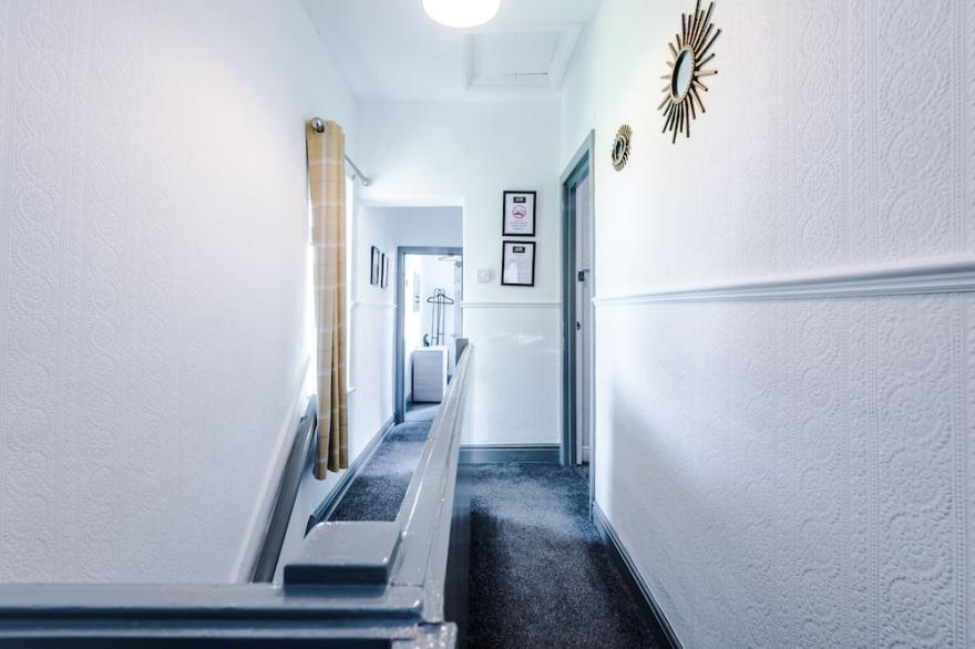 Modern 4-Bed House in Crewe | Ideal for workers | Long-term discounts - Sleeps 8