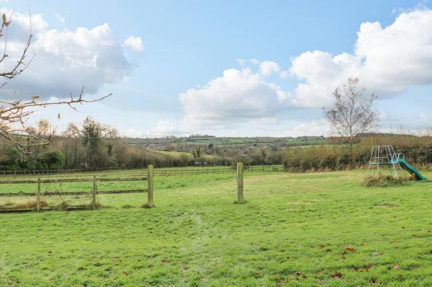 THE MANOR HOUSE, pet friendly, character holiday cottage in Rocester