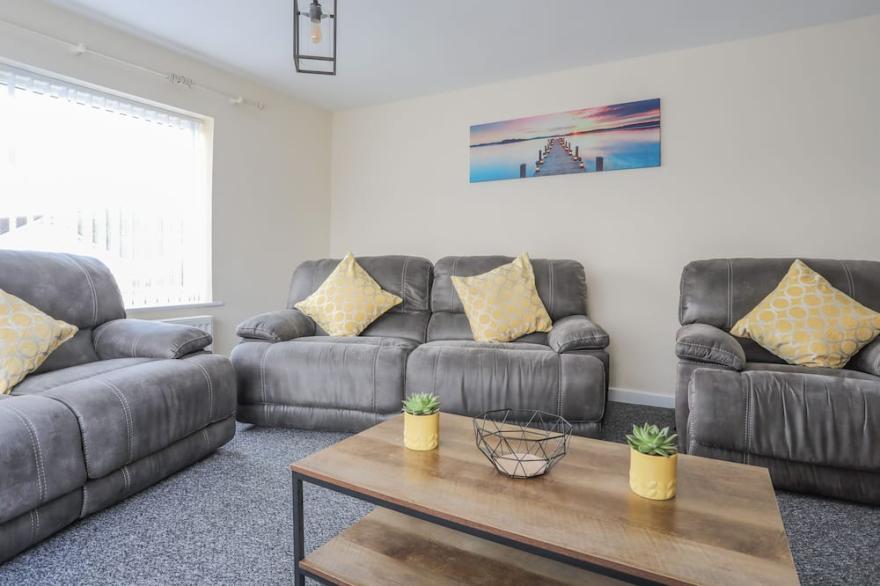 COASTAL CAFE APARTMENT, pet friendly in Moelfre