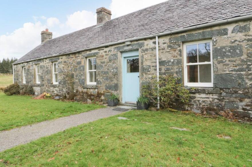 CLACHANDUBH COTTAGE, pet friendly, with open fire in Kilmartin