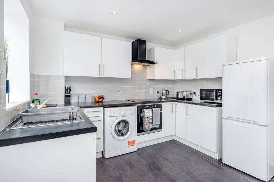 Pass the Keys | Spacious Luton House Free Parking