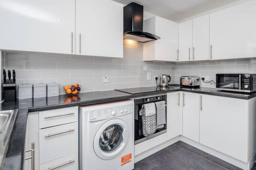 Pass the Keys | Spacious Luton House Free Parking