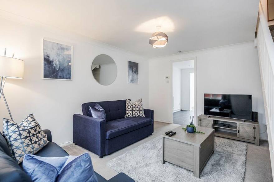 Pass the Keys | Spacious Luton House Free Parking