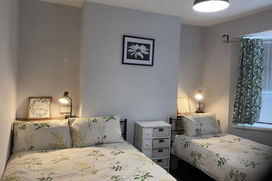 Osmaston Park 4 bedrooms house with 7 beds, Free Wi-Fi, parking, washing machine