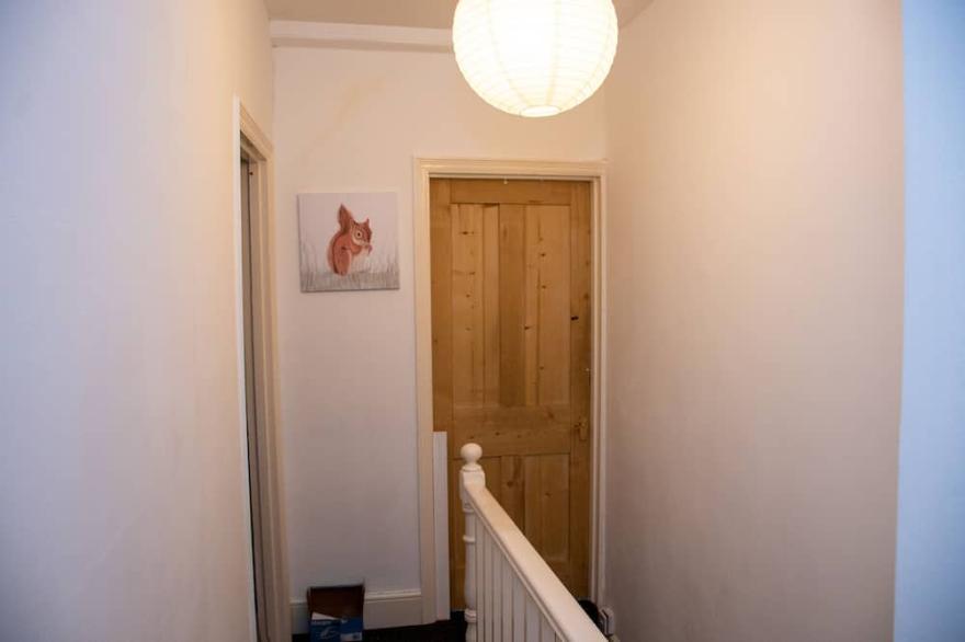 Entire 2 bedroom house in a quiet environment, 0.4miles to train station