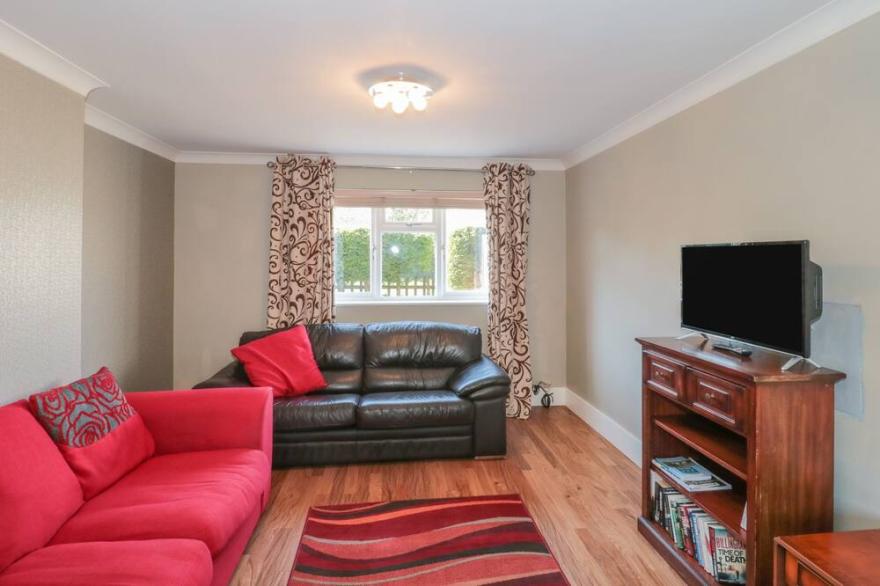 2 GREEN CLOSE, pet friendly, character holiday cottage in Lyndhurst