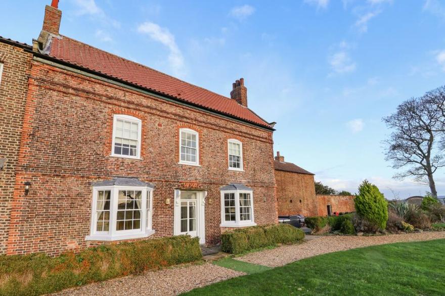 MANOR HOUSE, character holiday cottage, with hot tub in Tadcaster