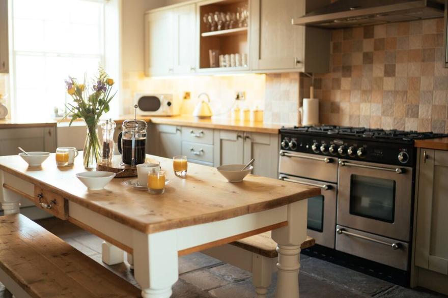MANOR HOUSE, character holiday cottage, with hot tub in Tadcaster