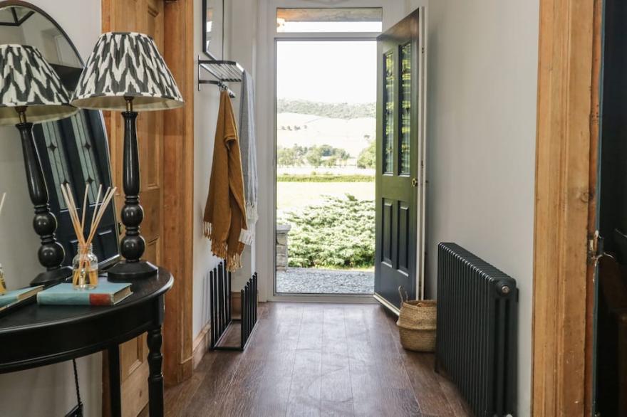GROVE HOUSE, pet friendly, character holiday cottage in Witherslack