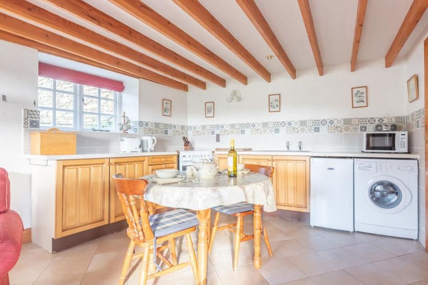 Lamellyon Roundhouse is a cosy barn for two near superb coastal walks giving access to hidden beaches and coves near Fowey