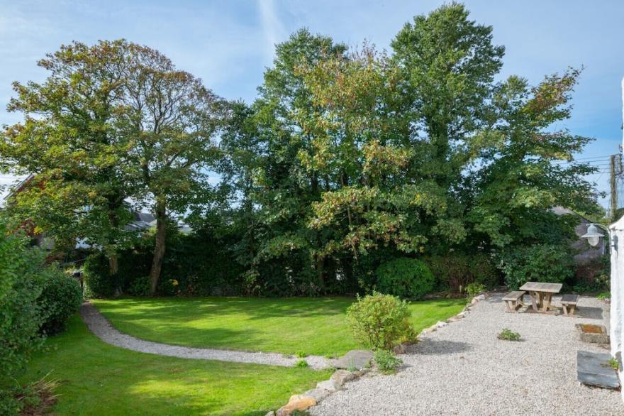 Cross House - Four Bedroom House, Sleeps 10