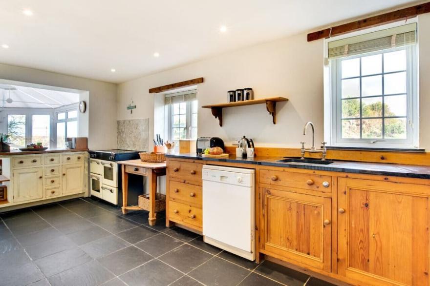 Cross House - Four Bedroom House, Sleeps 10