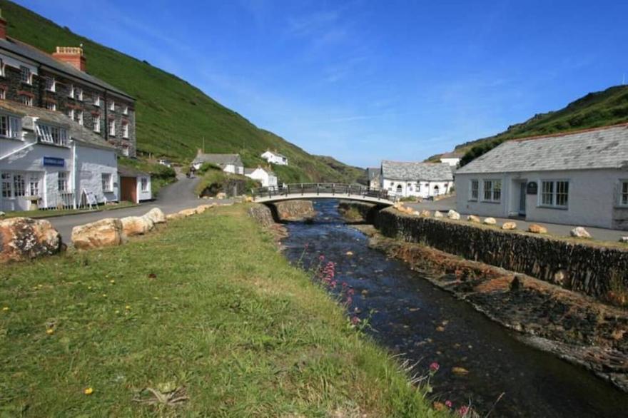 The Shippen, a traditional cottage with attractive views and only a 2 minute walk from the 17th century Cobweb Inn