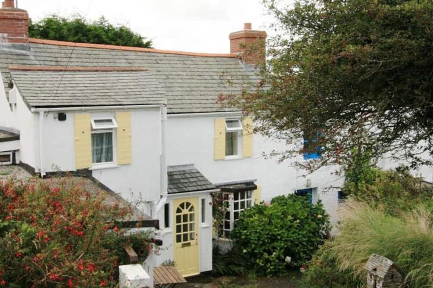 Rose Cottage is a comfortable Cornish cottage close to Tintagel with parking and outside space
