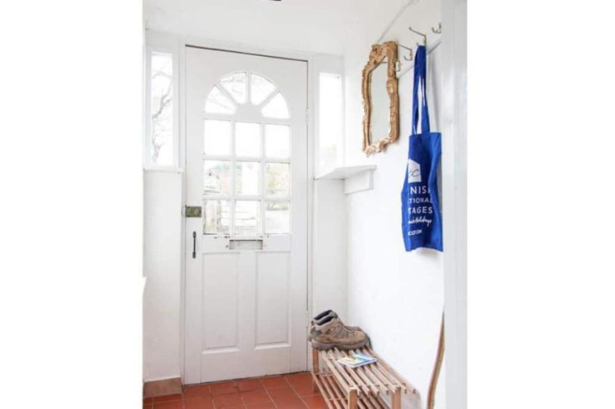 Rose Cottage is a comfortable Cornish cottage close to Tintagel with parking and outside space