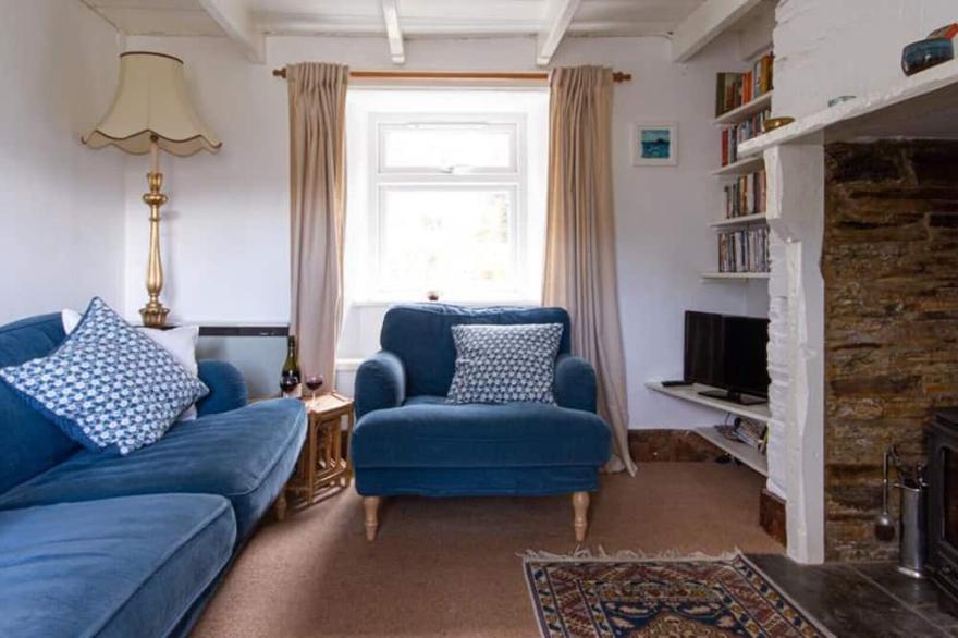 Rose Cottage is a comfortable Cornish cottage close to Tintagel with parking and outside space